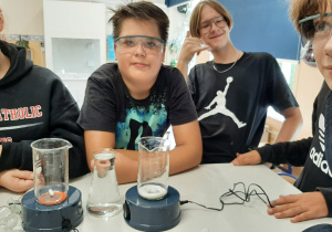 Uczniowie w wykonują doświadczenia chemiczne korzystając z mieszadełek zakupionych dzięki programowi Laboratoria Przyszłości.