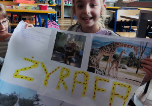 Uczennica prezentuje pracę o żyrafach.
