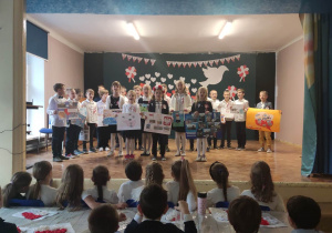 uczniowie klas I-III śpiewali pieśni patriotyczne i prezentowali swoje prace plastyczne.