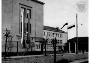 Widok szkoły od strony ulicy Giewont. Budynek udekorowany flagami. Rok 1965.
