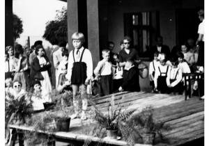 Rozpoczęcie roku szkolnego 1965/66. Występ uczniów na scenie przed wejściem głównym do szkoły.
