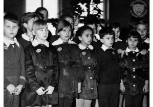 Uczniowie udekorowani odznaką "wzorowego ucznia" w czasie apelu poświęconemu podsumowaniu wyników w nauce. 20 luty 1966