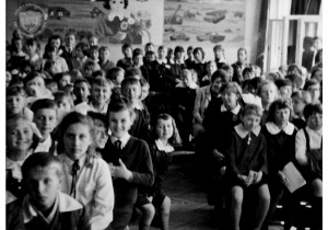 Uczniowie w czasie akademii z okazji 1 maja. 3 maj 1966.