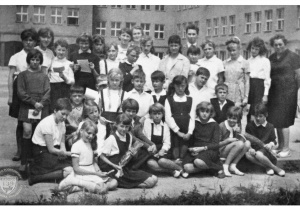 Zakończenie roku szkolnego 1965/66. Uczniowie na zdjęciu zbiorowym. 24 czerwca 1966.
