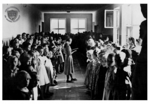 Prasówka na korytarzu przed pokojem nauczycielskim - 1951 rok.