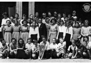 Zakończenie roku szkolnego - 1953 rok. Zdjęcie grupowe.