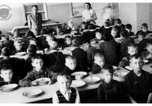 Jadalnia szkoły, jeszcze bez sceny. Uczniowie spożywają posiłek.